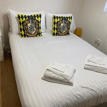 1000 négyzetméteres, 3 hálószobás Apartman 1 fürdőszobával Watford területén Kültér fotó