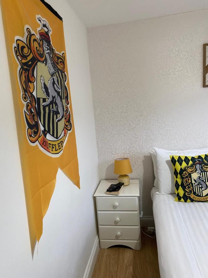 1000 négyzetméteres, 3 hálószobás Apartman 1 fürdőszobával Watford területén Kültér fotó