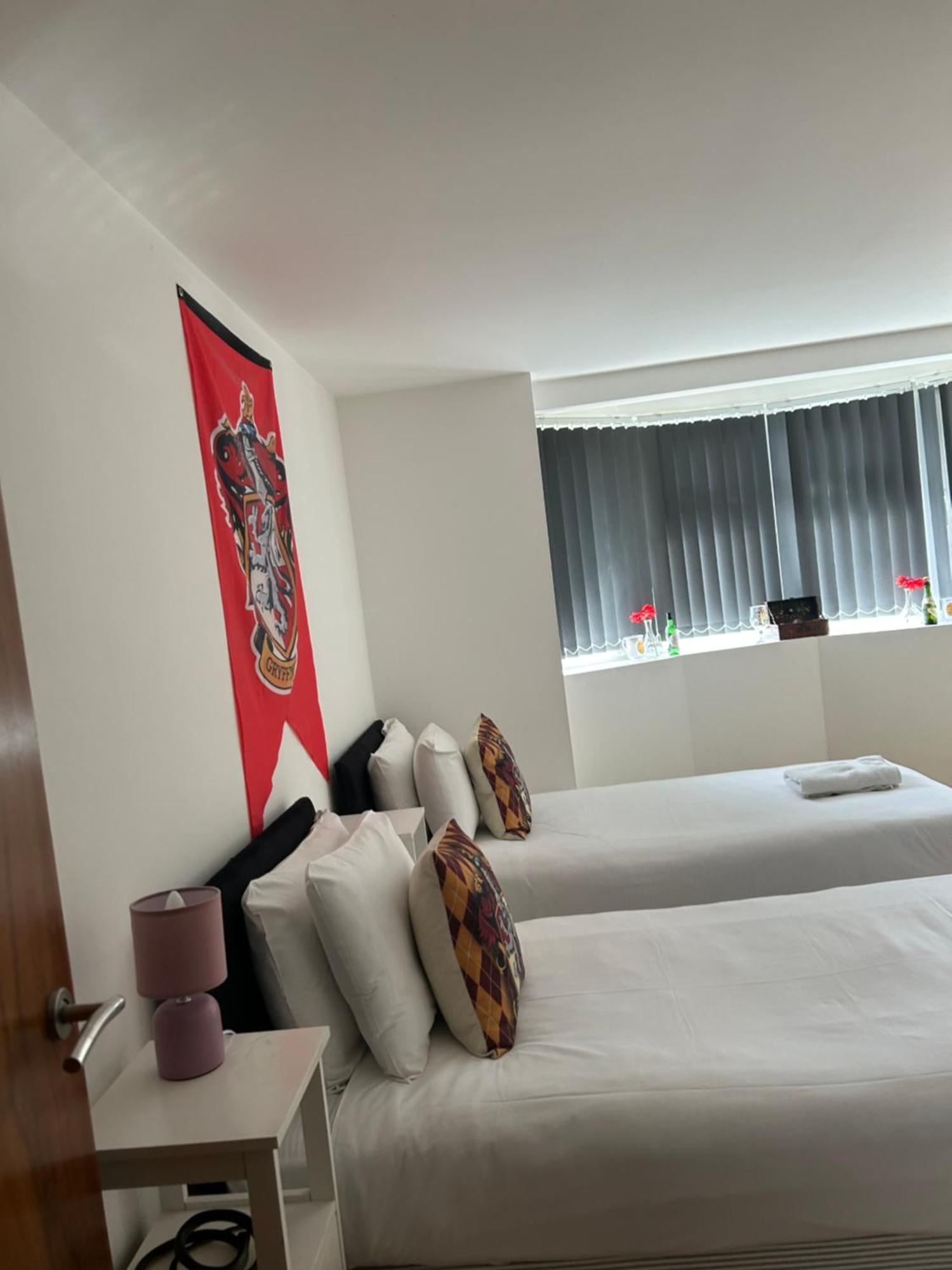 1000 négyzetméteres, 3 hálószobás Apartman 1 fürdőszobával Watford területén Kültér fotó